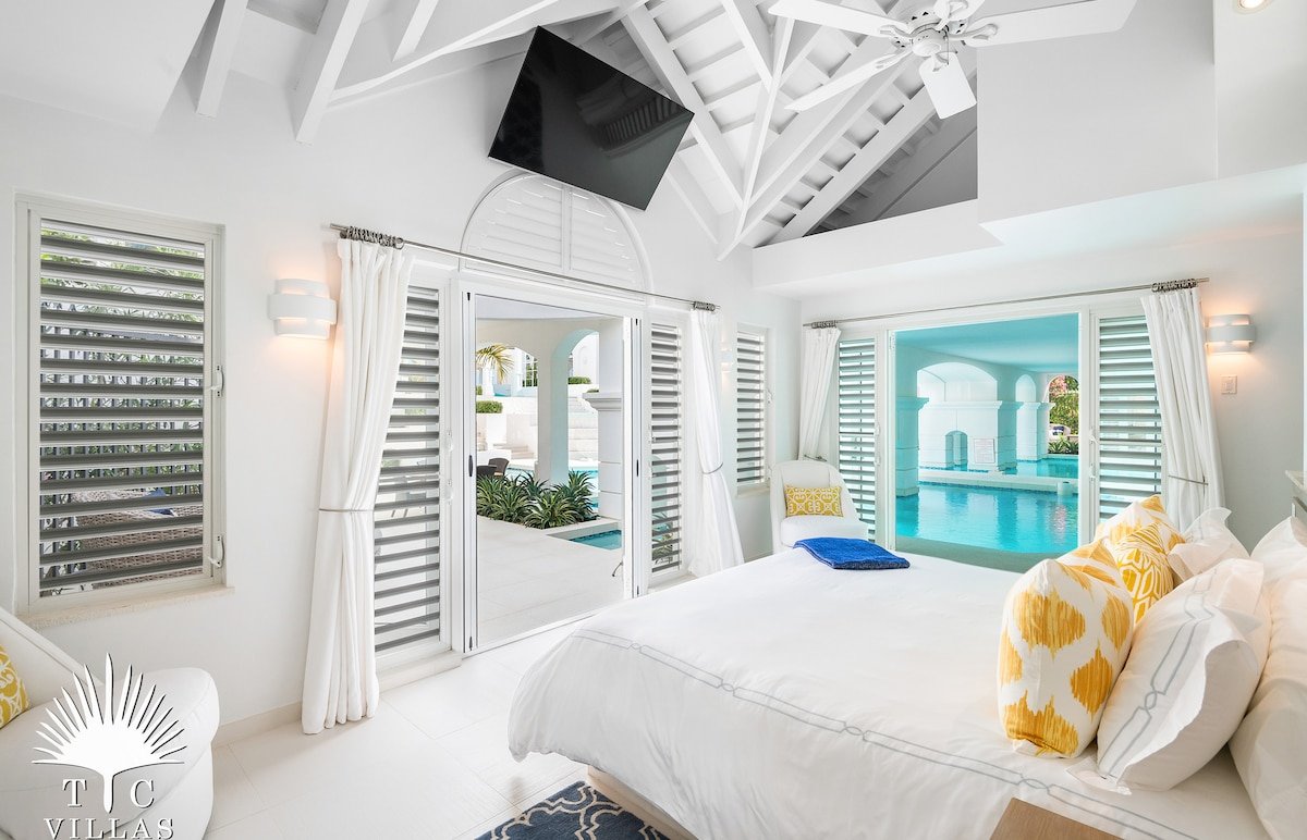 TC Villas | Mandalay | Beachfront Estate w. Staff gallery image 4