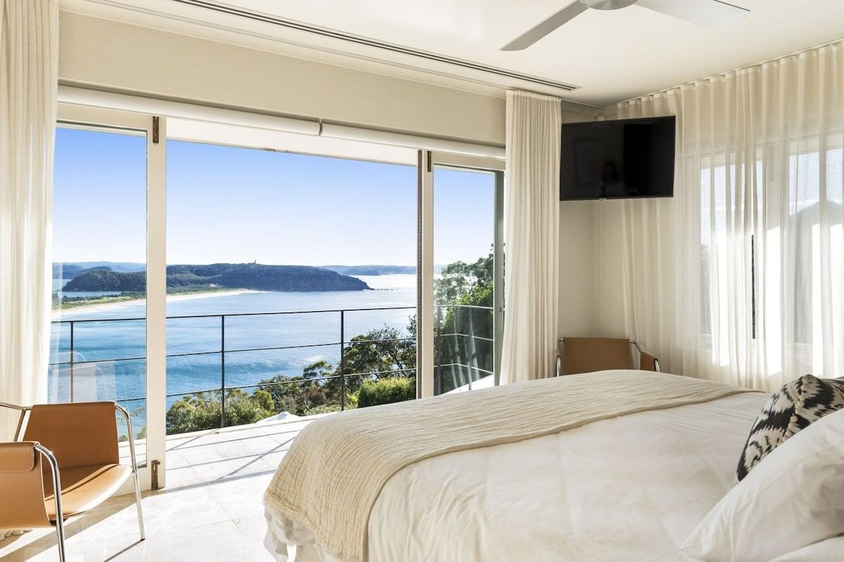 Pacific Vista by Palm Beach Holiday Rentals gallery image 3