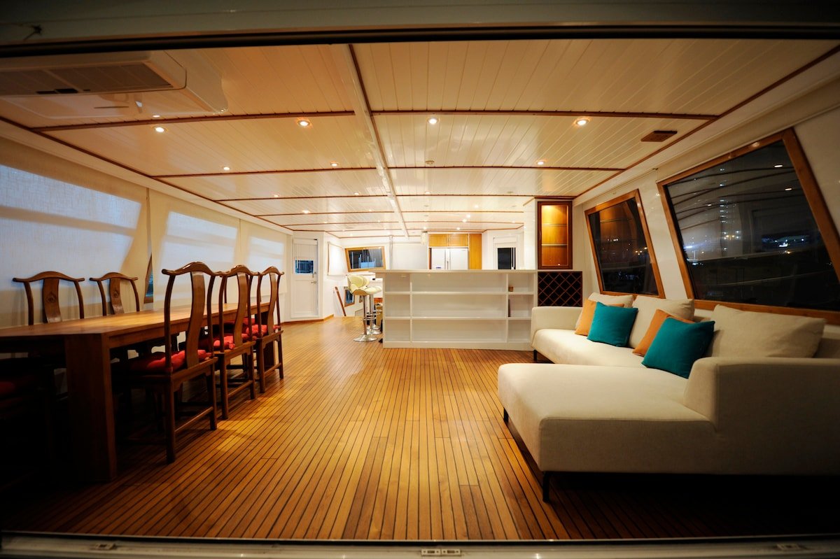 Spacious Houseboat – Whole Boat – Near Soho East gallery image 4