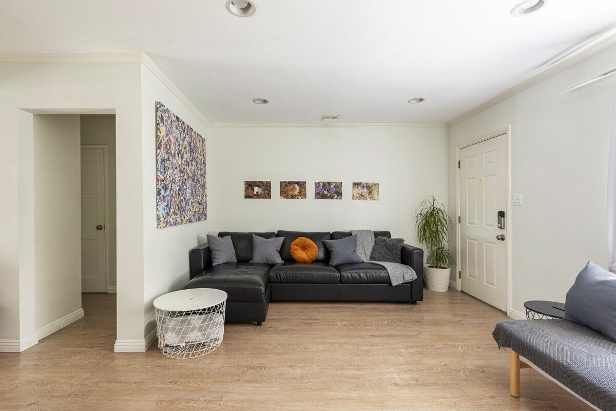 Encino Garden Escape- 4 BD/3 BR, 2 King beds gallery image 5