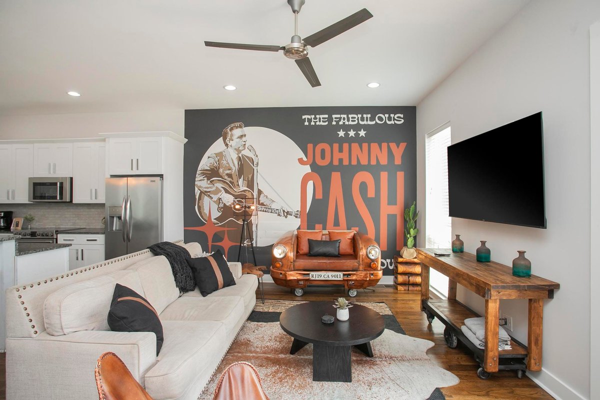 Famous MEGA HOUSE! *Sleeps 20* Big Patio/Backyard