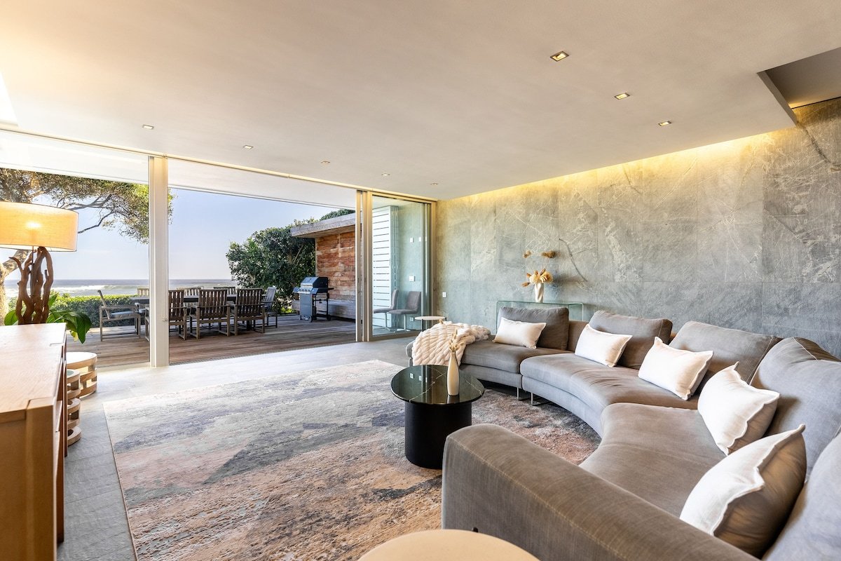 Beachfront Bliss: Luxury Amenities & Ocean Views gallery image 3