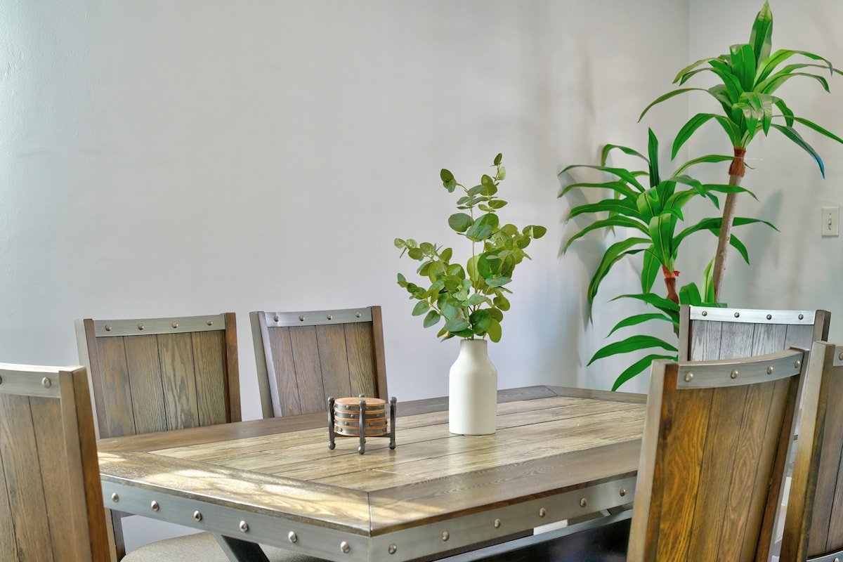 Luxurious 3 Bedroom House w/ Pool gallery image 4