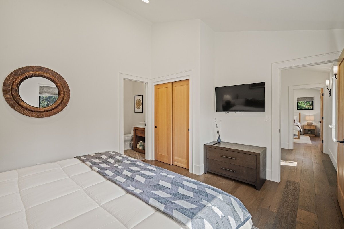 Modern Sunriver Escape | Hot Tub, Deck & Ping Pong gallery image 4