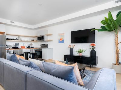 Stylish Townhome Apartment at Bathurst & College!