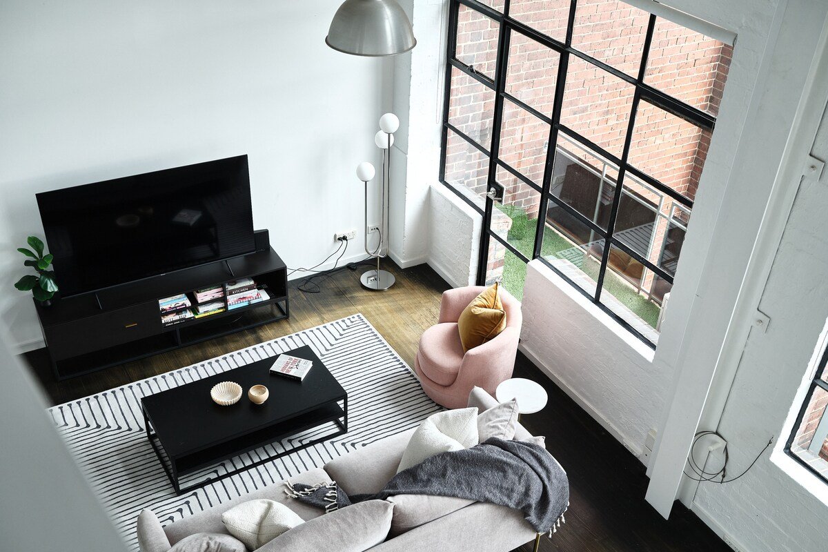 Chic Urban Loft: Light filled in prime location gallery image 5