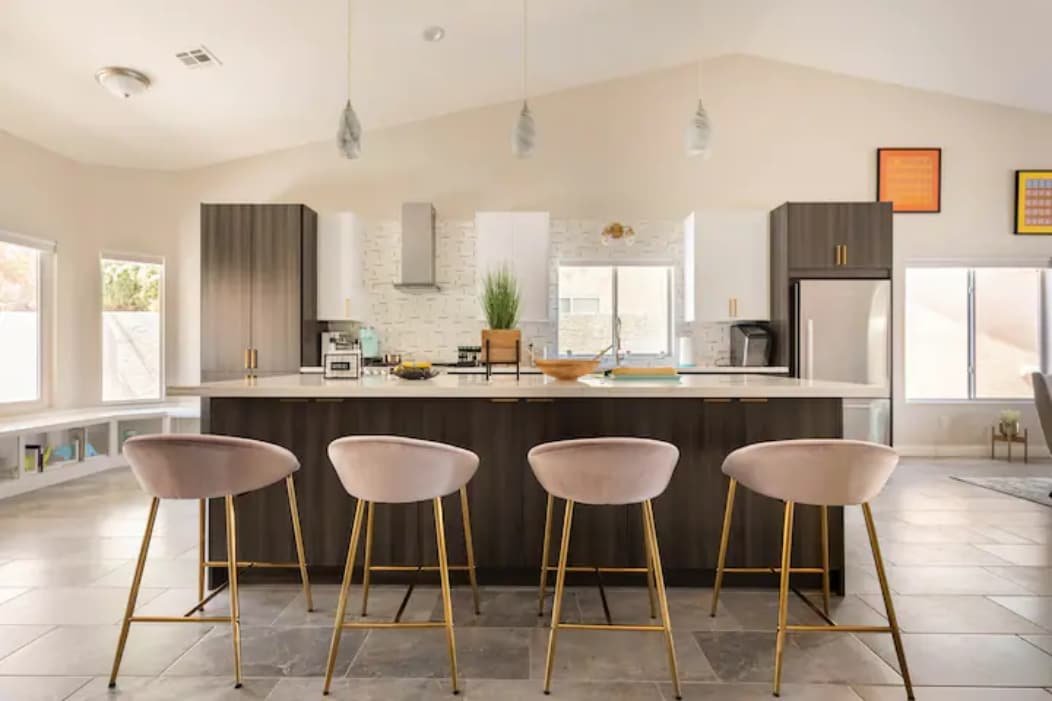 Stunning 3 bdrm King w/Pool 10 min to Red Rock! gallery image 2