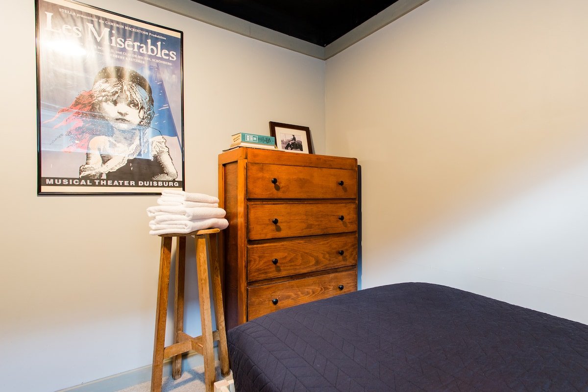 Soak Up Mid-Century Style in Wrigleyville and Boystown gallery image 3