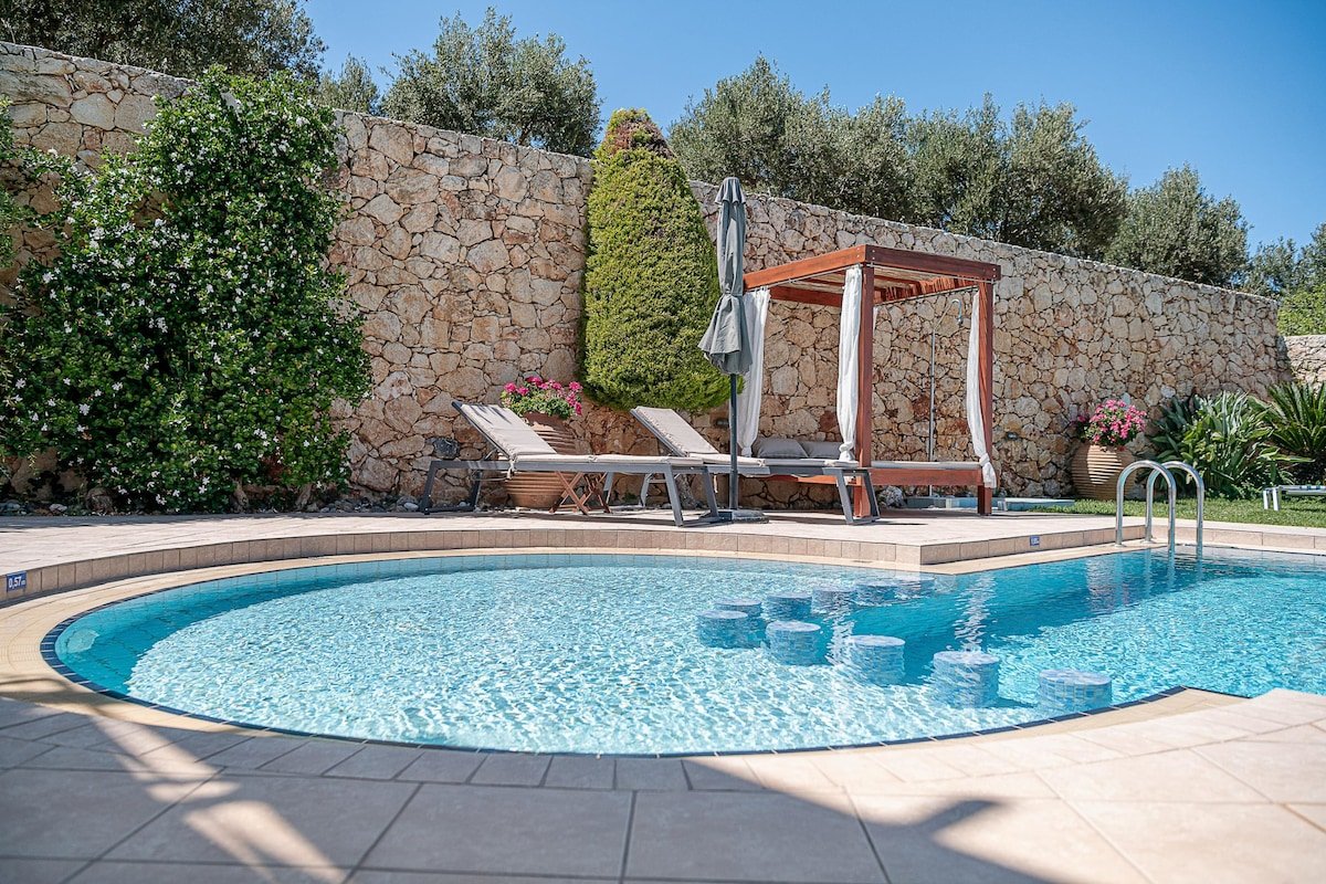 Villa with stunning views and Heated infinity pool gallery image 4