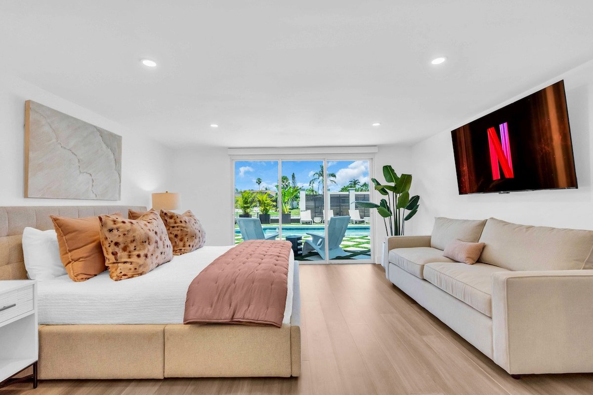 Tampa Luxe Waterfront Private Pool, Hot Tub & More gallery image 3