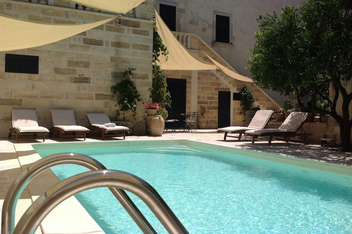 Historic Palazzo Umberto 1700 -salt pool near sea gallery image 2