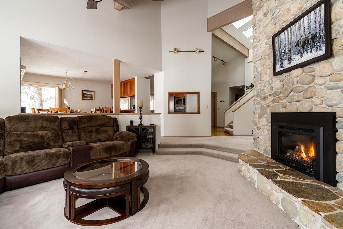 Aspen Brook – Immaculate home with mountain views. gallery image 2