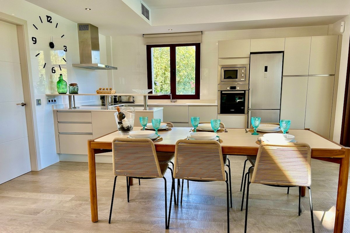 Ca’n Mutxo, vistas increíbles, piscina y barbacoa gallery image 4