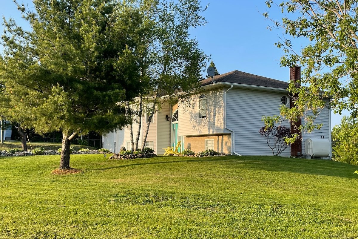 O’Neill’s Coastal Airbnb – with hot tub! gallery image 4