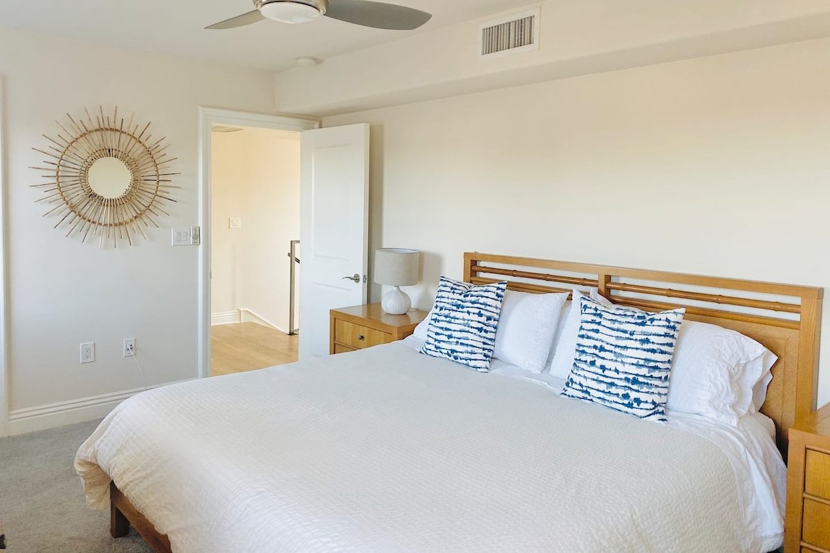 Light and Bright Canal beach & marina condo gallery image 5