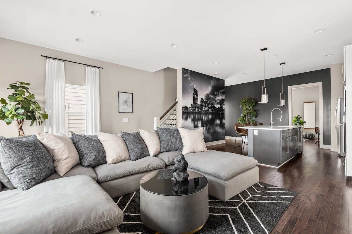 Immaculate Gulch home w/ stunning downtown views! gallery image 3