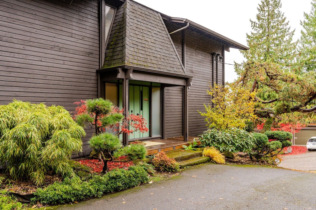 Luxury Walk to Beach Home/ Sauna/ Chef’s Kitchen gallery image 2