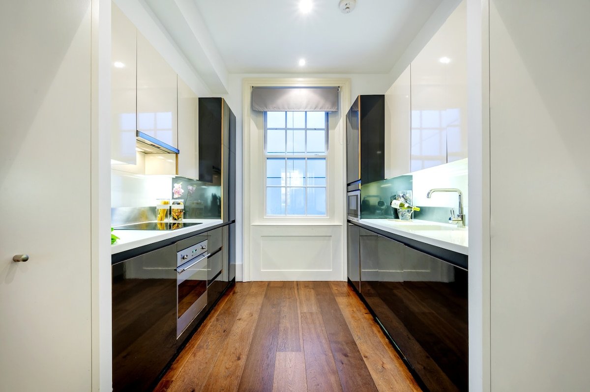 Mayfair’s Finest: Modern 2 bedroom apartment! gallery image 3