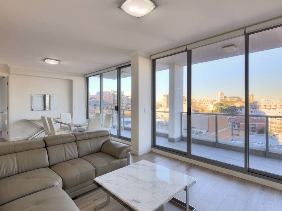 Luxe Three Bed Penthouse- Hotel In Heart Of City gallery image 5