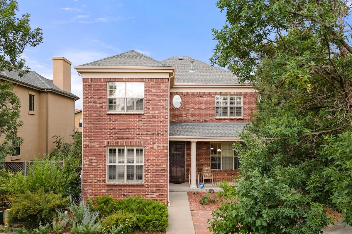 The Lux in upscale neighborhood gallery image 3