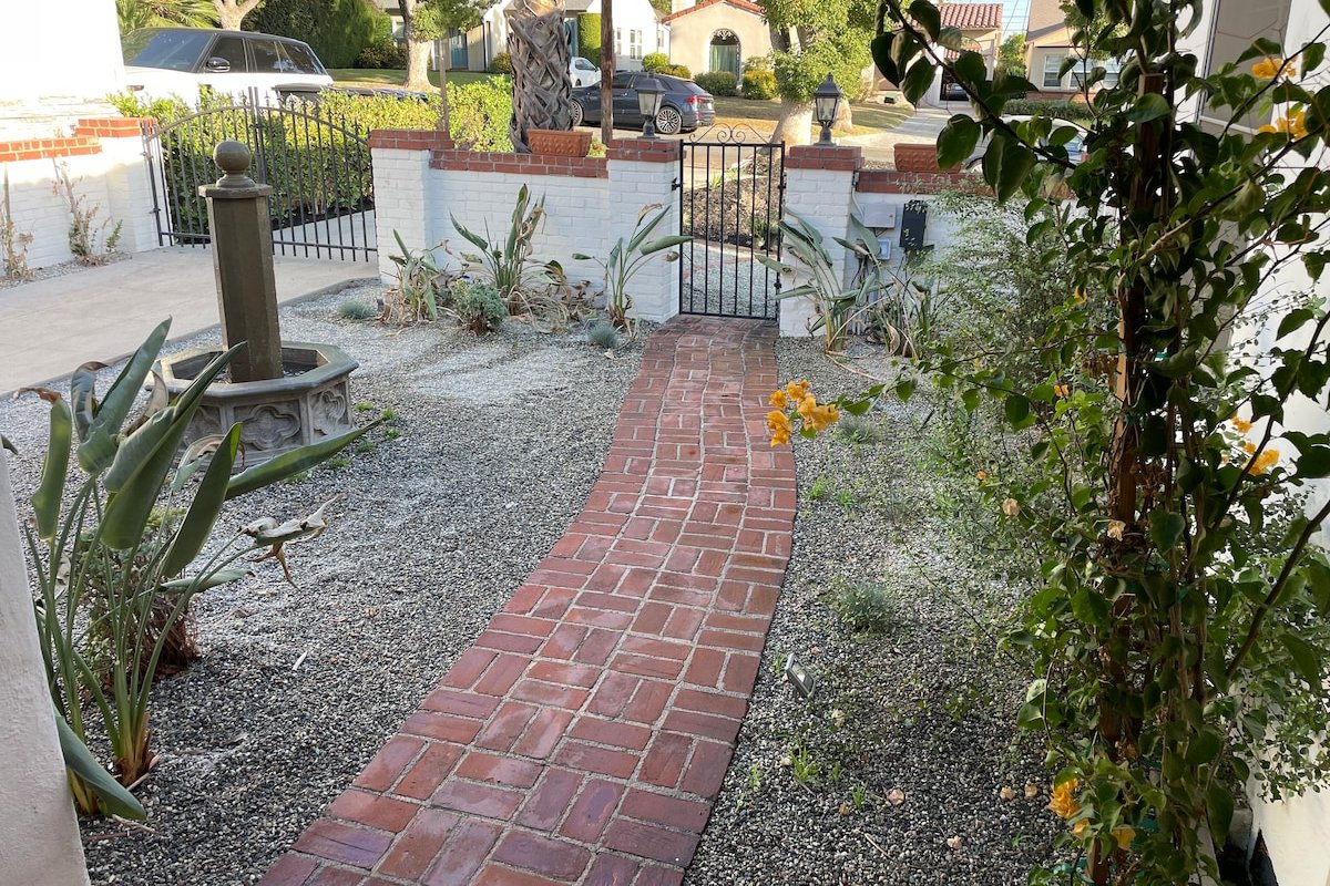 Charming Spanish Bungalow gallery image 5