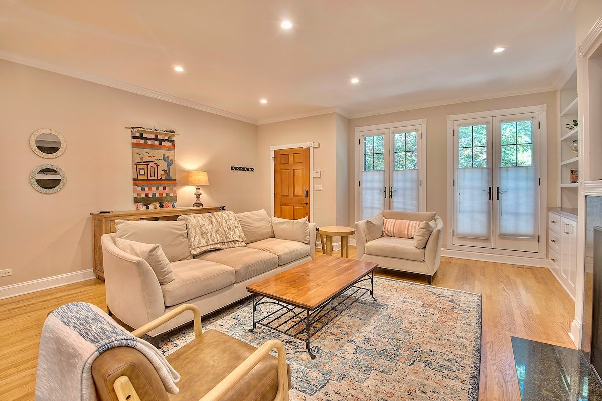 Beautiful 4 BR Family Home near Wrigley gallery image 4