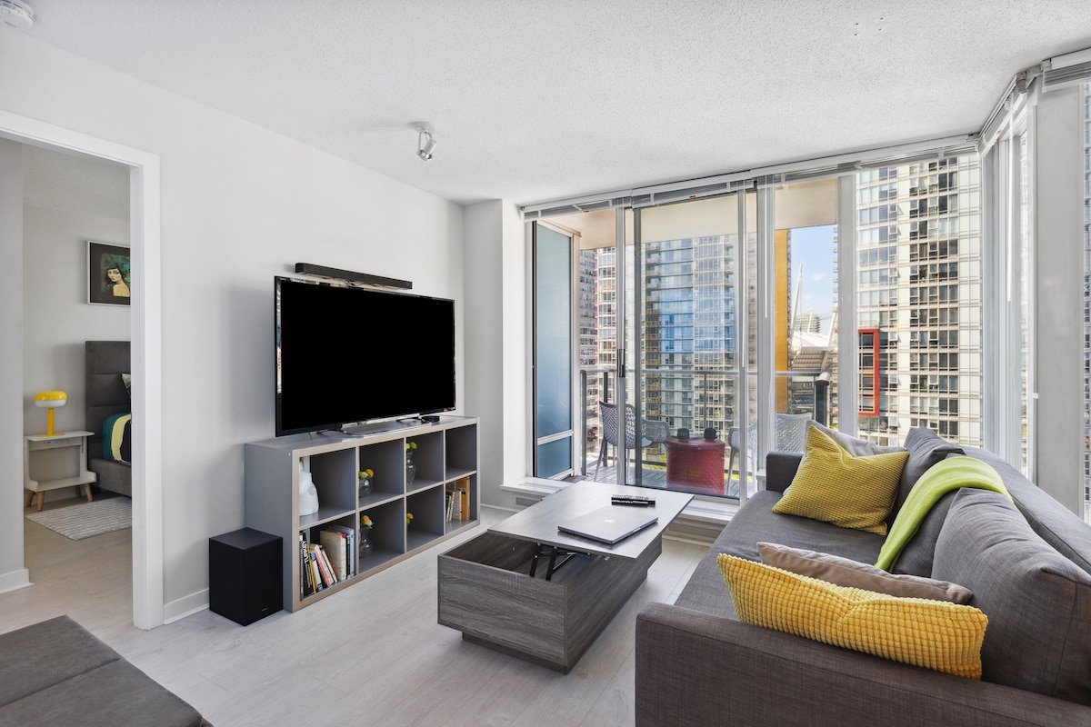 Steps to BC Place l Pool/Hot Tub gallery image 2