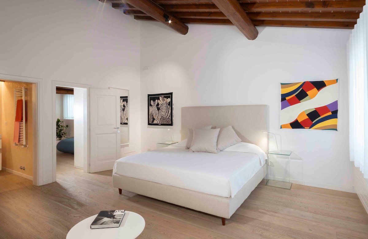 Florence Walled Garden by Tom: Top Floor gallery image 5