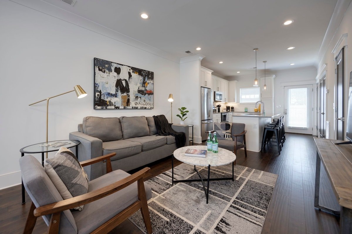 Two Gorgeous Homes- 20 Guests- Amazing Location gallery image 2