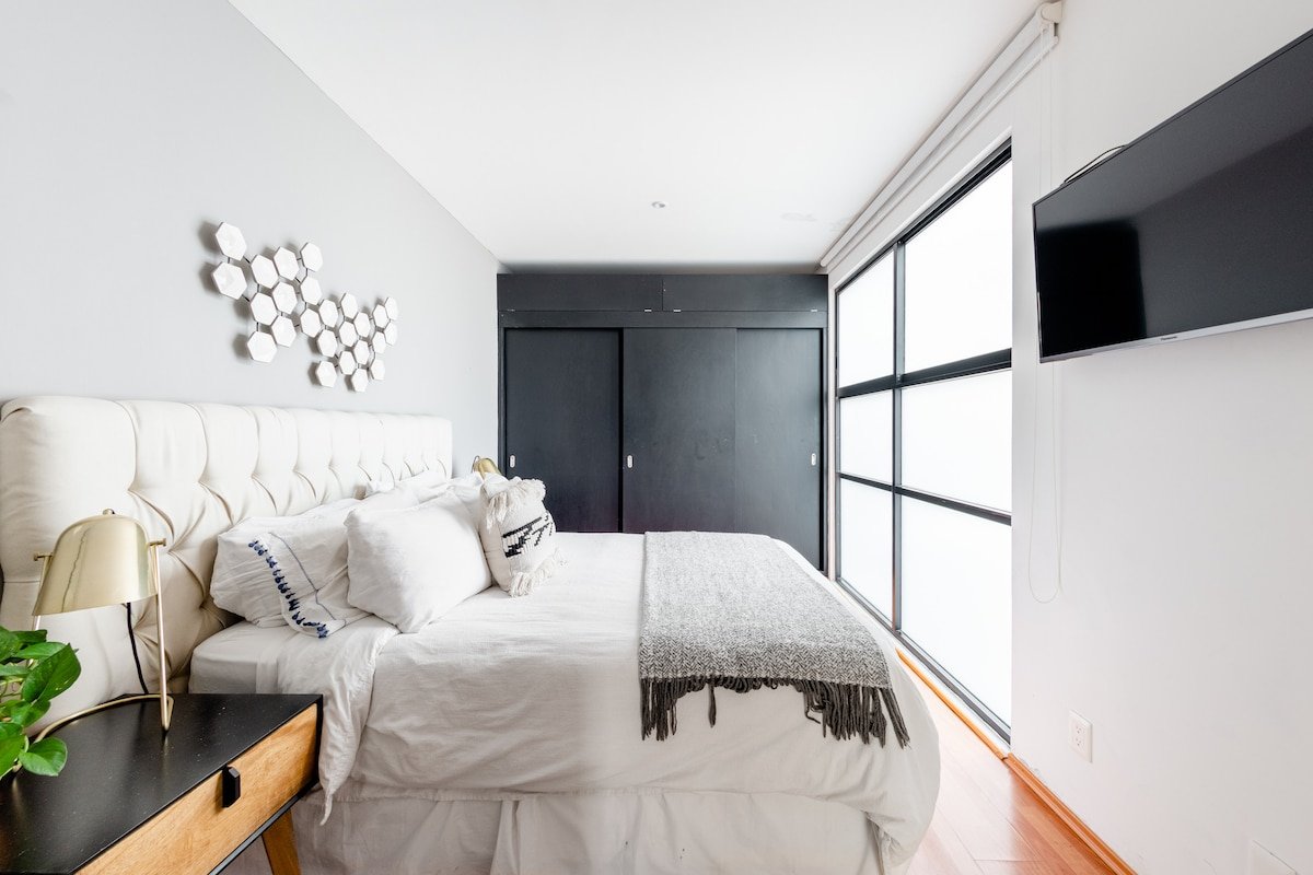 Sit in the Private Rooftop Garden of an Exceptional Home gallery image 4