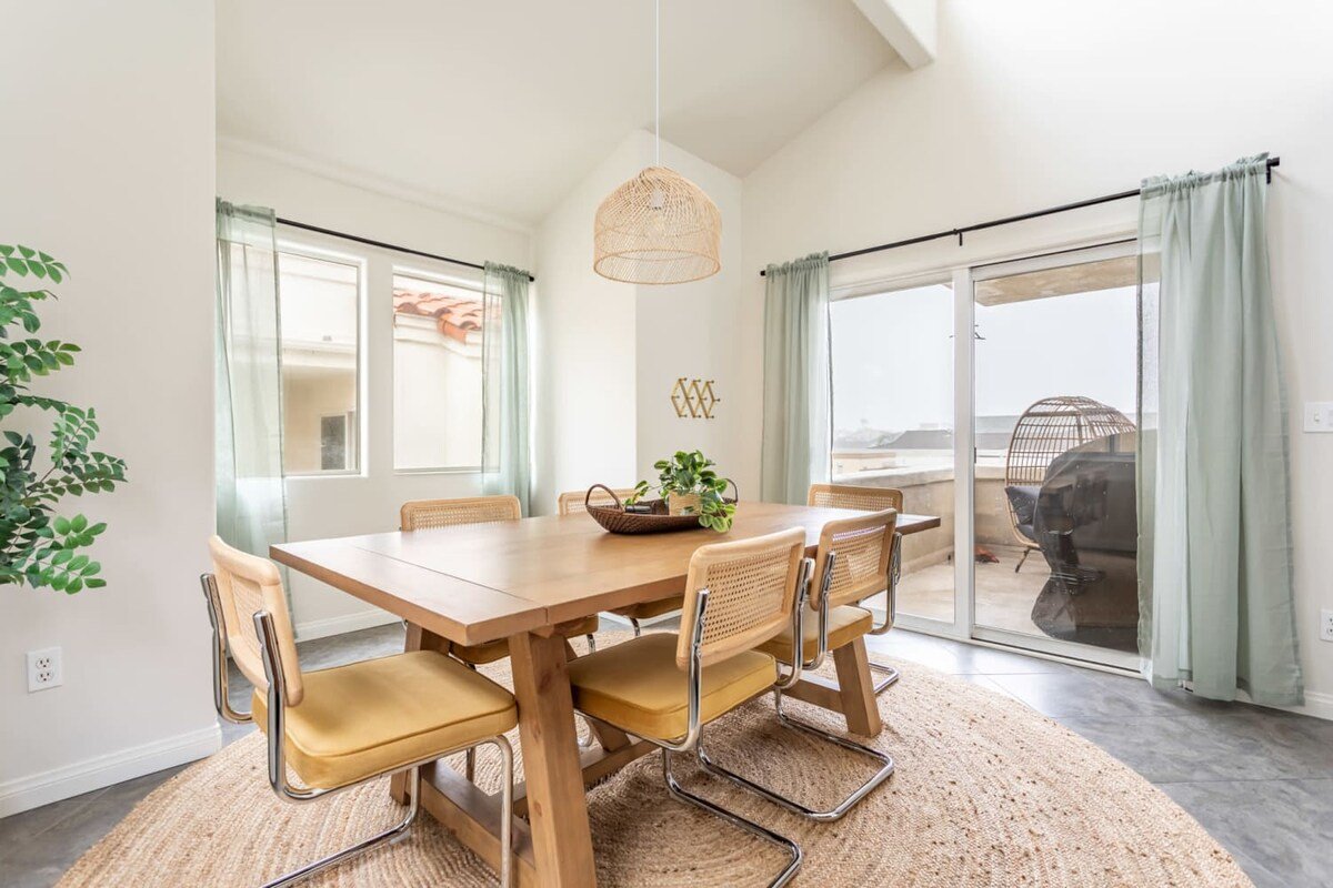 Relax and Unwind Luxe Home Blocks from Beach gallery image 5