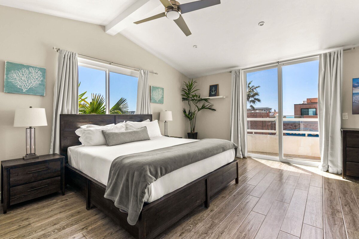 9 Bedrooms-7 Bath-2 Kitchens-Parking-Sleeps 22! gallery image 4