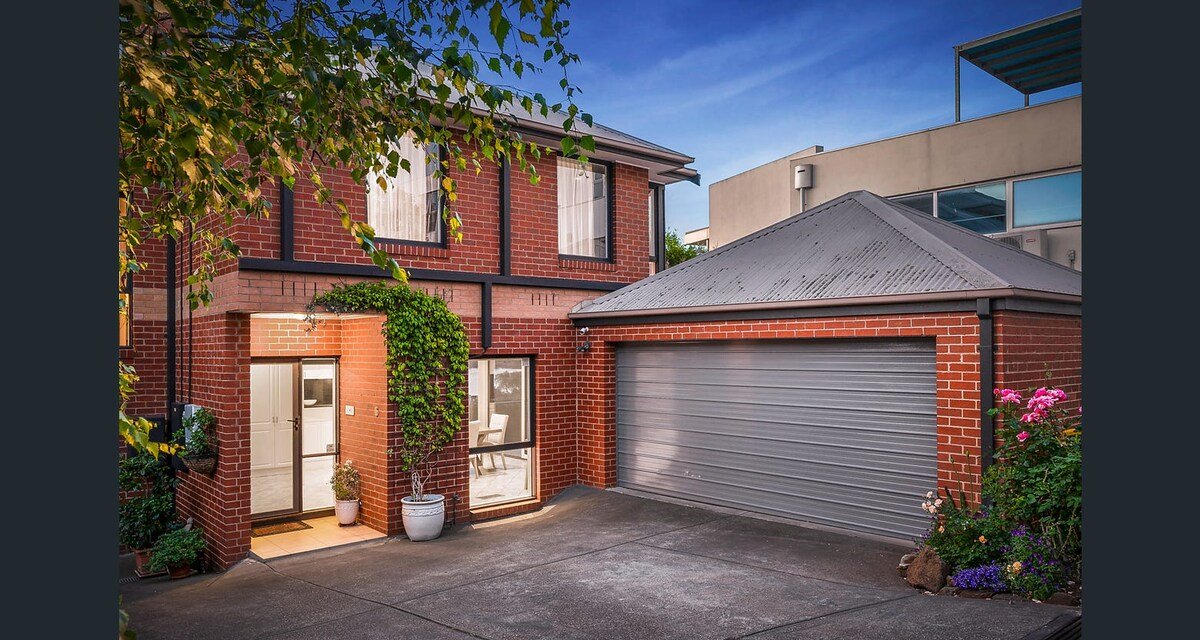 River’s Edge Luxury With Sweeping Views gallery image 3