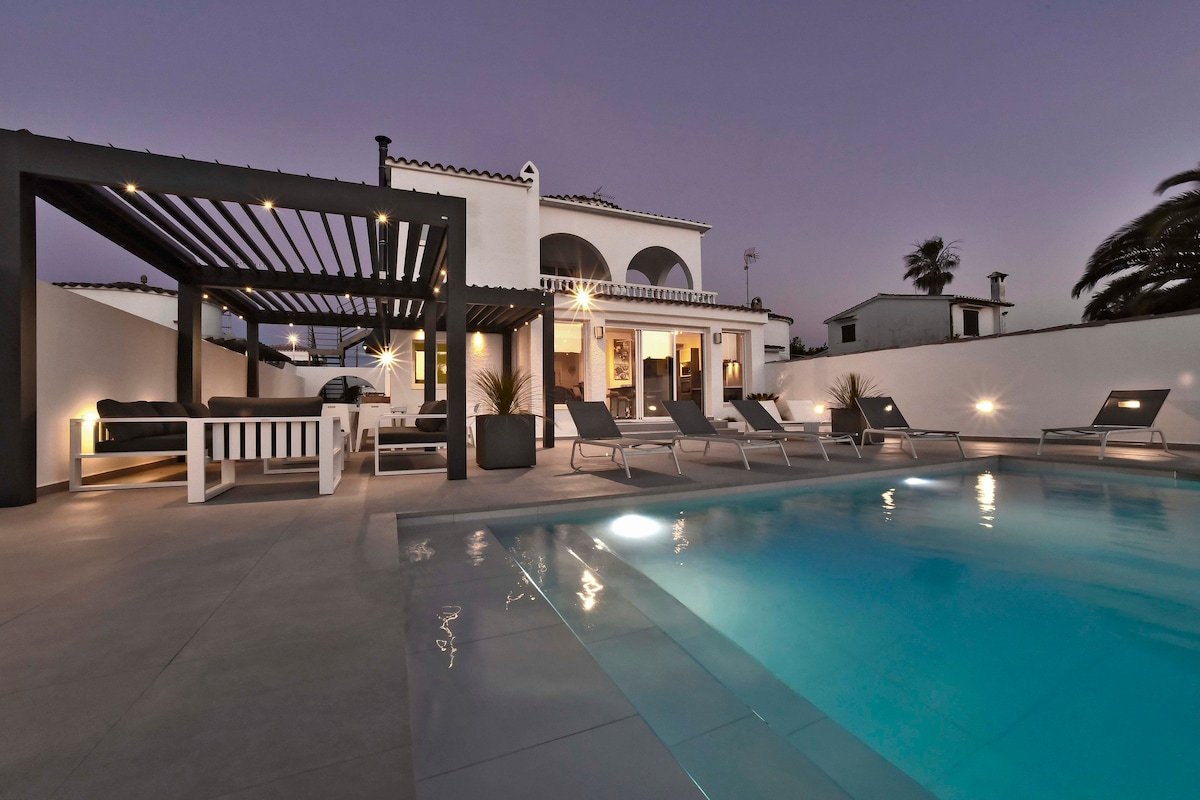 SUN VILLA-Exceptionnelle en bordure du grand canal gallery image 2