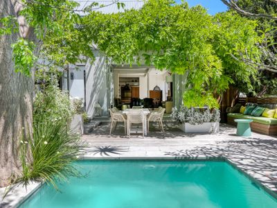 Cheerful home with pool in the heart of the city.