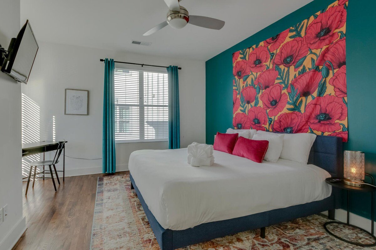 Hillsboro Escape | Rooftop Views | Sleeps 12 gallery image 5