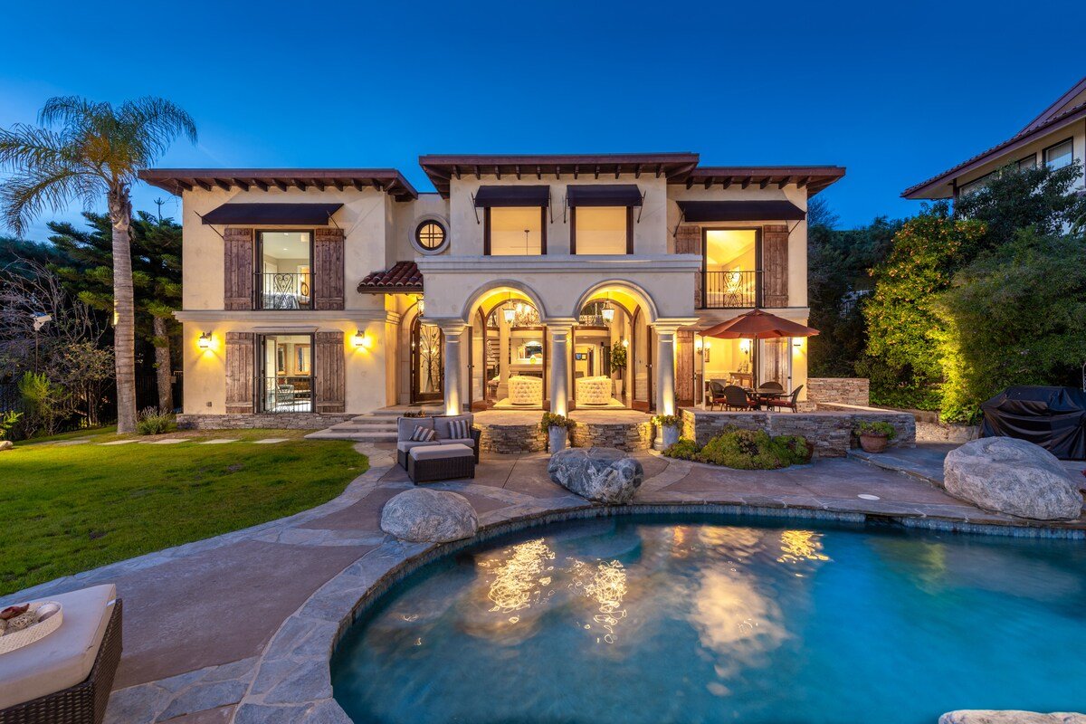 Breathtaking Luxury Mansion w. 4 Bedrooms/3.5 Bath gallery image 5