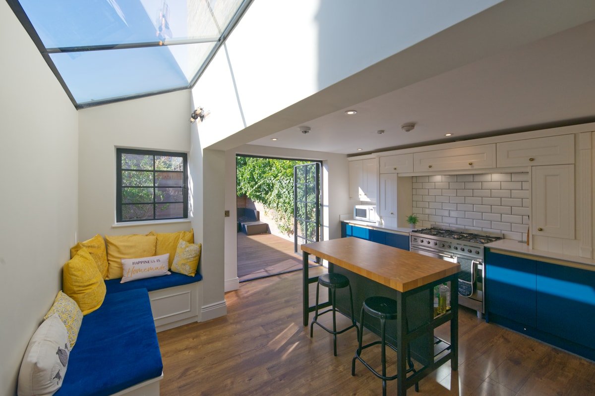 Refurbished Victorian Gem • 10 Mins to Kensington gallery image 5