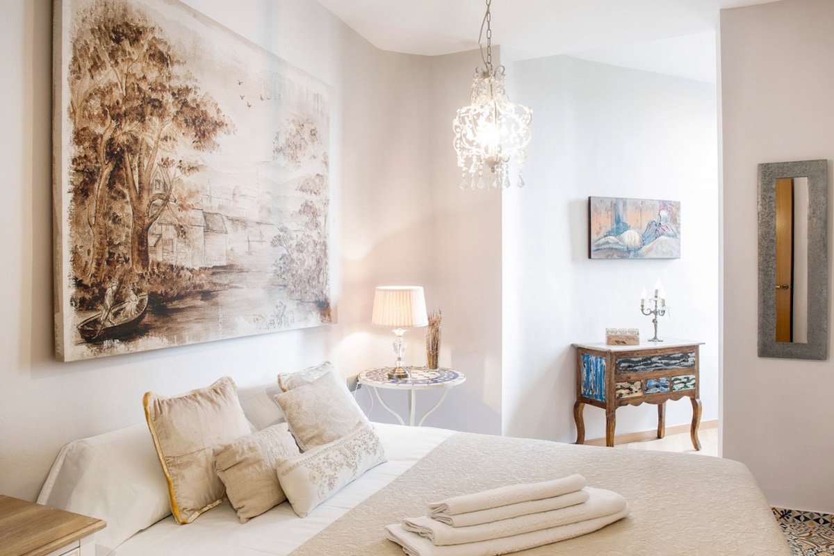 Baroque – Spacious and bright apartment gallery image 5