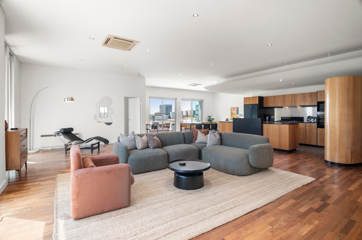 Designer Warehouse Conversion – Penthouse gallery image 2