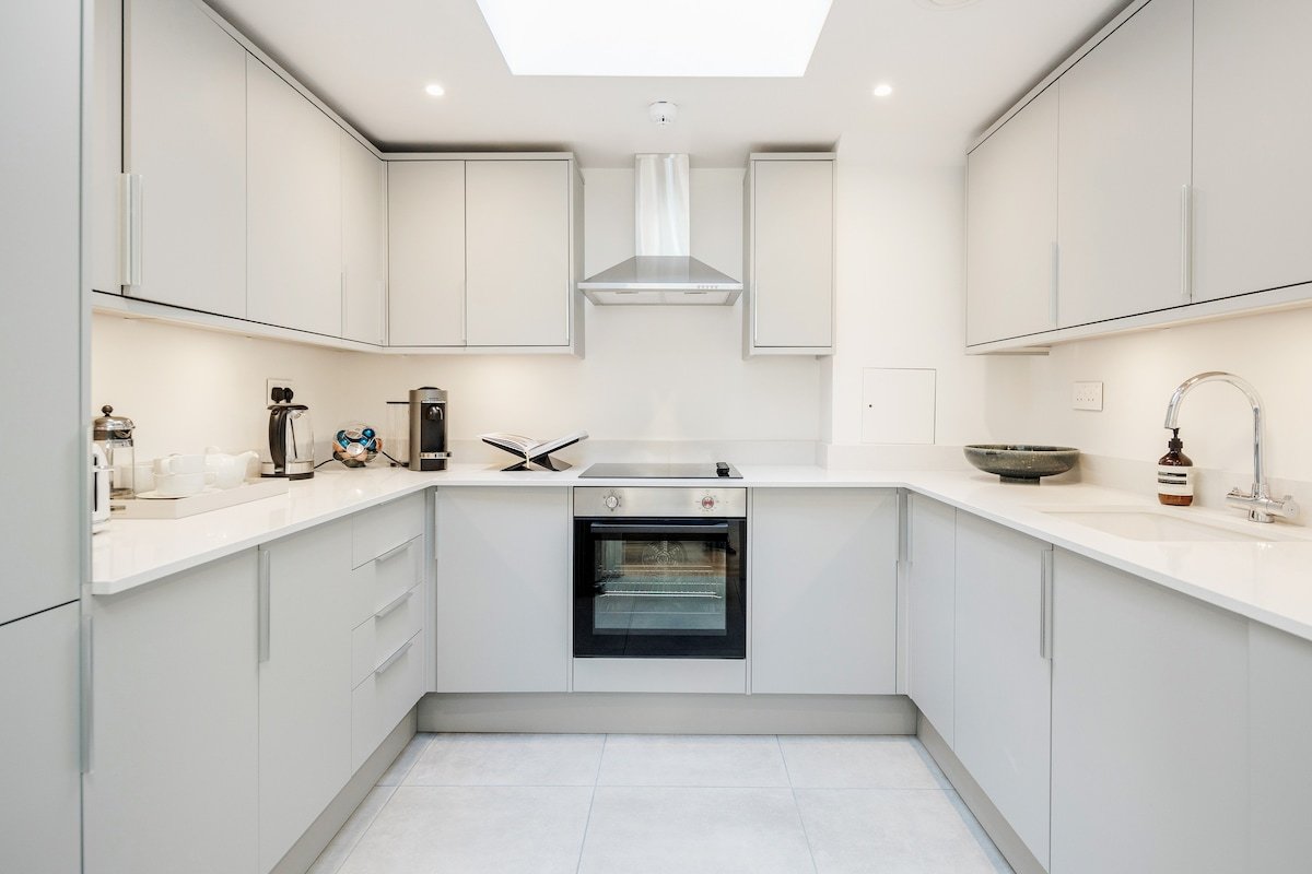 Stunning Townhouse with Gym and AC gallery image 5