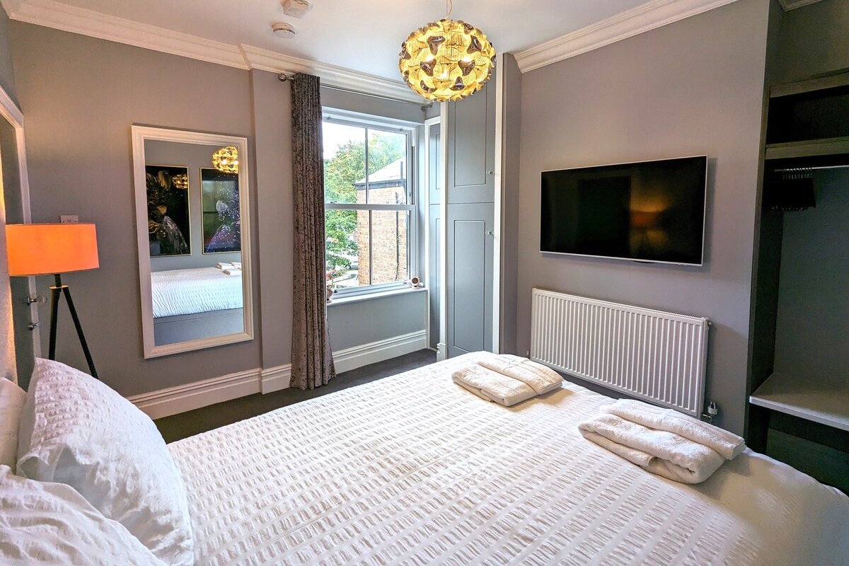 Luxury, Sleeps 6, Parking for 2 & 1 min to Metro gallery image 5