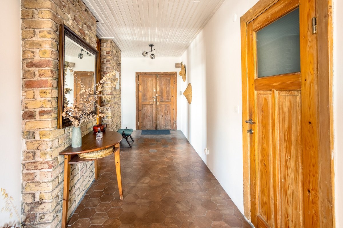 Spacious 2-bd in Galata w/ Terrace over Bosphorus gallery image 5