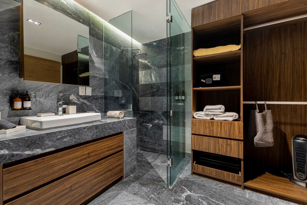 Capitalia | Luxe 3BR w/ balcony, Near to Masaryk gallery image 5