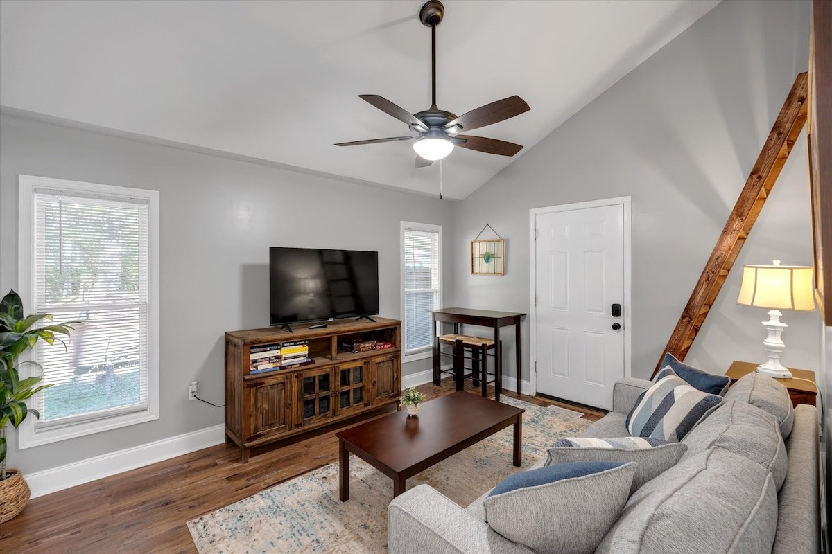 Asheville Farm Retreat, hot tub, King bed, firepit gallery image 4