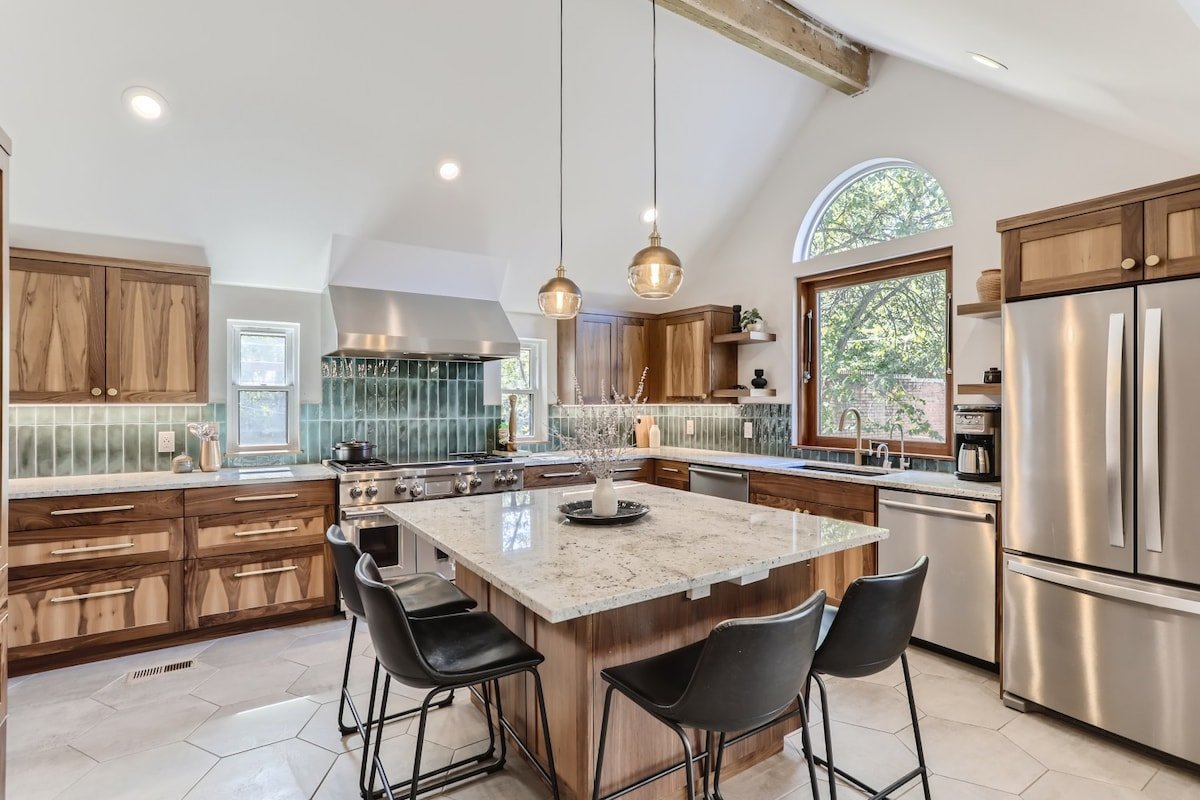 Charming Tudor Home- Hot Tub-Family Friendly gallery image 2