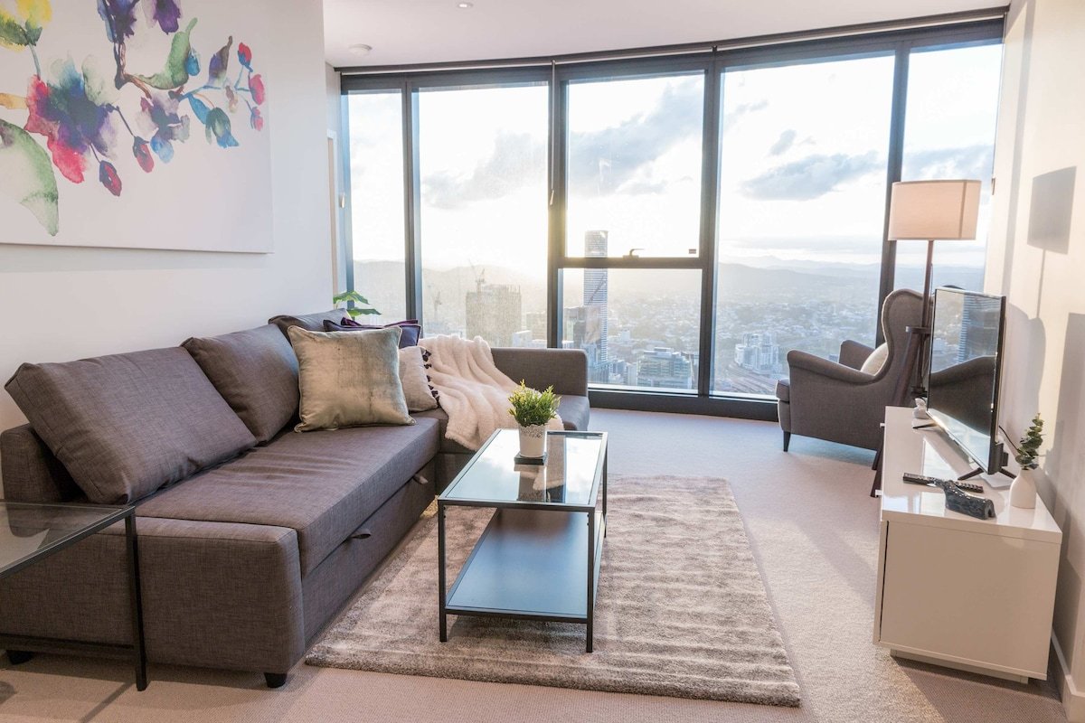 4BR Luxury Skytower |Views|CBD|Pool|Gym|Netflix gallery image 5