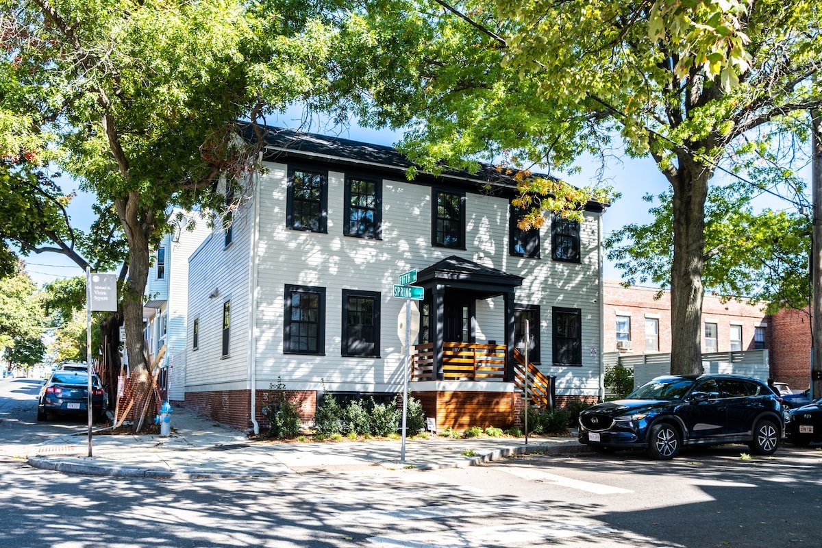 Luxury Scandinavian-Inspired house in Kendall gallery image 2