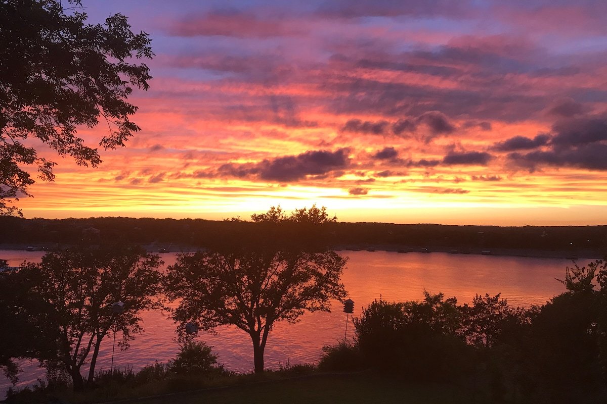 Spectacular Lakefront Oasis. gallery image 4