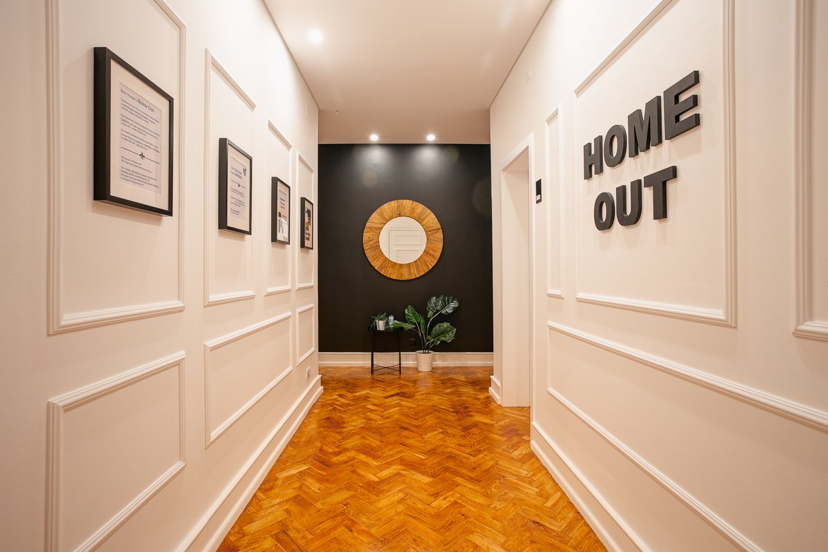 Home Out 1E – 5 Suite Apartment Central w/ Parking